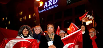 Berlin ve Münih‘te Atatürk’e yönelik çirkin yayın protesto edildi