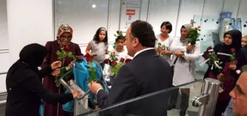 Almanya'da Münih’li hacılara güllü karşılama