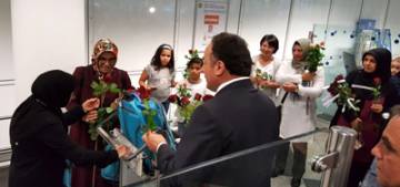 Almanya'da Münih’li hacılara güllü karşılama