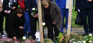 Merkel NSU kurbanları anıtına çiçek bıraktı Merkel NSU kurbanları anıtına çiçek bıraktı