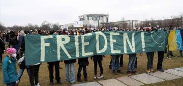 Öğrenciler Bundestag önünde savaş karşıtı gösteri yaptı Öğrenciler Bundestag önünde savaş karşıtı gösteri yaptı
