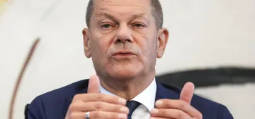 Başbakan Scholz'a apronda sarılan kişiye ne ceza verildi Başbakan Scholz'a apronda sarılan kişiye ne ceza verildi