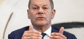 Başbakan Scholz'a apronda sarılan kişiye ne ceza verildi