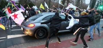 PKK/PYD yandaslari vatandaslarin arabasina saldirdi PKK/PYD yandaslari vatandaslarin arabasina saldirdi