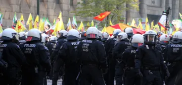 Almanya'da PKK yandaşları yine gösteri yaptı Almanya'da PKK yandaşları yine gösteri yaptı