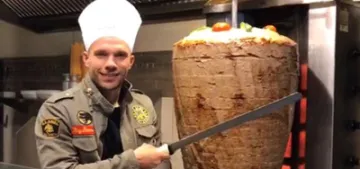 Podolski dönerci oluyor