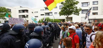 Berlin’deki Kovid-19 önlemleri protestosunda 600 kişi gözaltına alındı Berlin’deki Kovid-19 önlemleri protestosunda 600 kişi gözaltına alındı