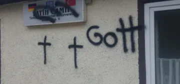 Sontheim'da cami duvarına boyayla haç çizildi Sontheim'da cami duvarına boyayla haç çizildi