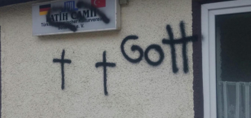 Sontheim'da cami duvarına boyayla haç çizildi