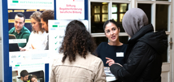 Tülin Sezgin informierte an der HWR Berlin über die Möglichkeiten des Stipendiums (Foto: Paul Zinken)