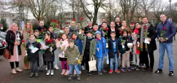 Türk çocuklarından Noel'de huzurevi ziyareti