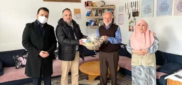 60 yaş üstü üyelerine Ramazan paketi dağıttılar