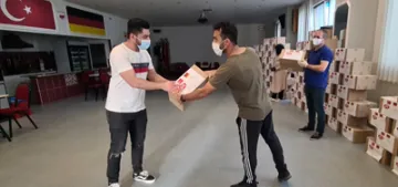 YTB’den Almanya'daki sığınmacılara bayram hediyesi YTB’den Almanya'daki sığınmacılara bayram hediyesi
