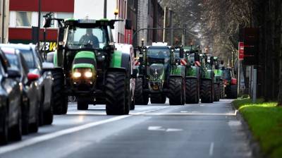 Düsseldorf’ta çiftçiler hükümeti protesto etti