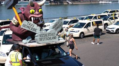Almanya'da taksiciler neyi protesto etti?