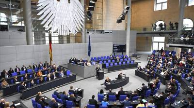 Bazı Alman milletvekilleri Bundestag’da Filistin bayrağı açtı