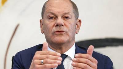 Başbakan Scholz'a apronda sarılan kişiye ne ceza verildi