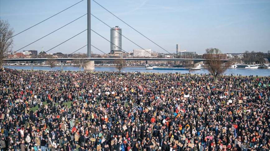 Almanya genelinde yüz binlerce kişi aşırı sağa karşı sokaklara çıktı