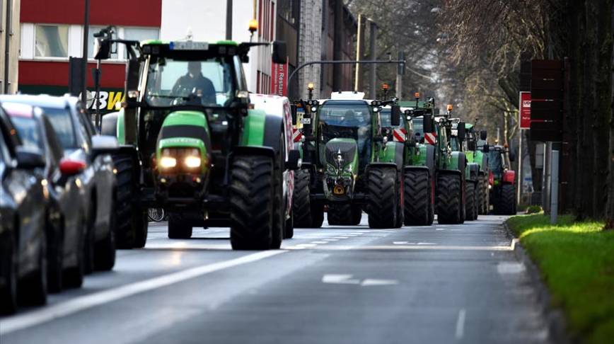 Almanya'da çiftçiler traktörlerle yolları kapattı
