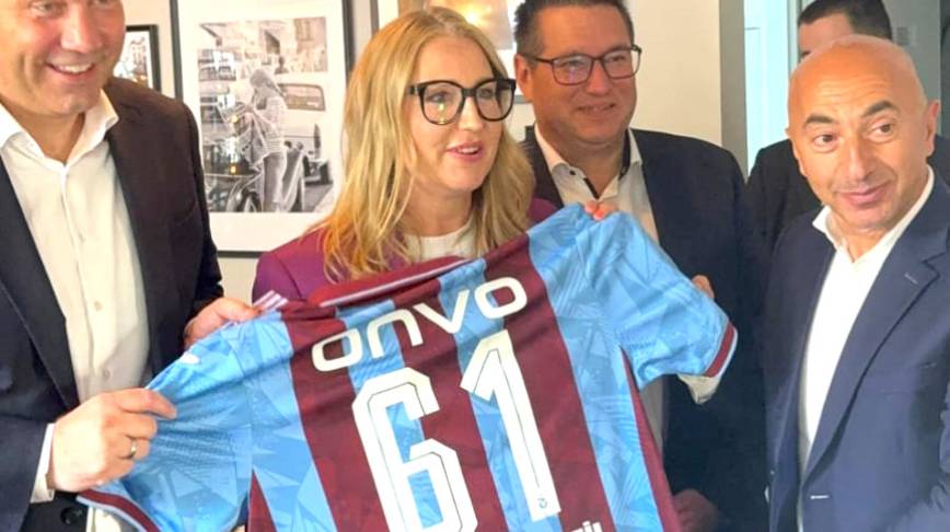 Federal Maliye Bakanı’na Trabzonspor forması hediye edildi