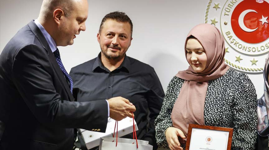 Berlin’de liseyi başarıyla bitiren 2 Türk öğrenci ödüllendirildi