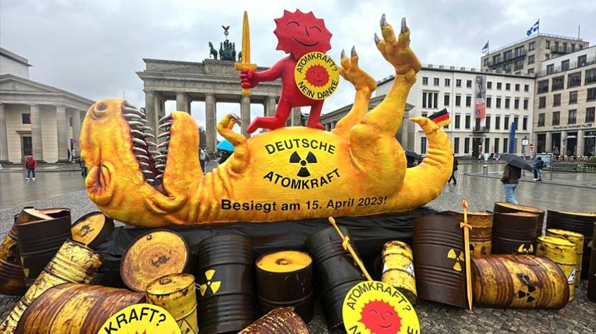 Nükleer enerji destekçileri ve karşıtları Berlin’de gösteri yaptı