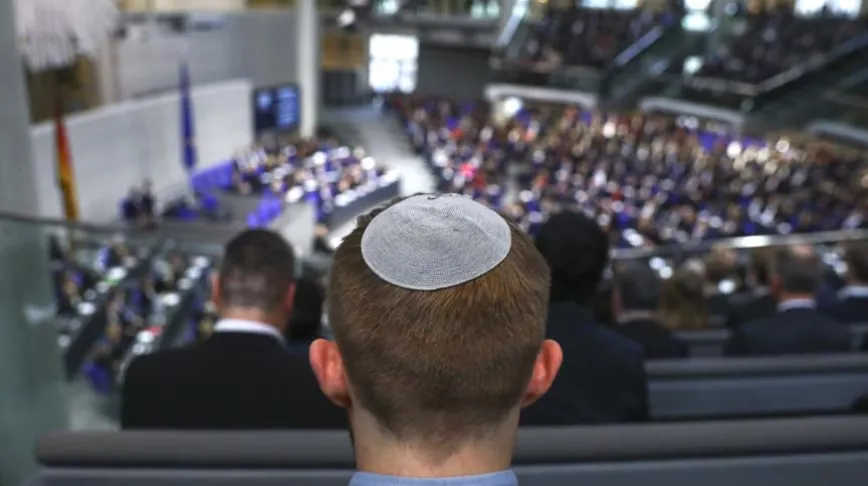 Almanya, soykırımından kurtulanlara yaklaşık 1 milyar Euro ödeyecek