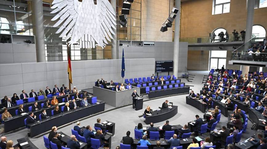 Bazı Alman milletvekilleri Bundestag’da Filistin bayrağı açtı