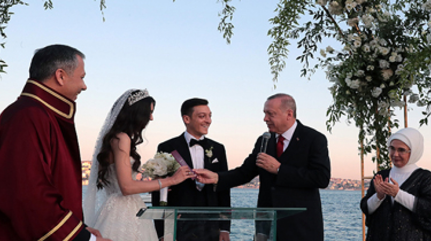 Erdoğan Mesut Özil’in nikah şahidi oldu