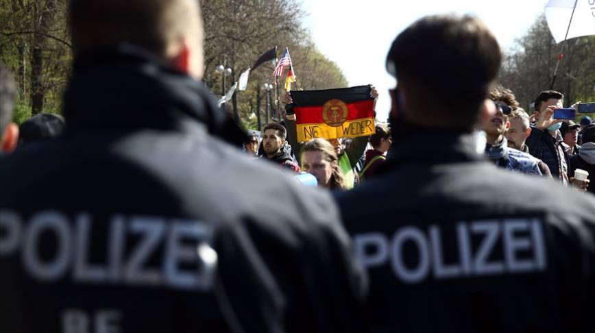 Almanya'da 400'den fazla polis hakkında aşırı sağ şüphesiyle soruşturma açıldı