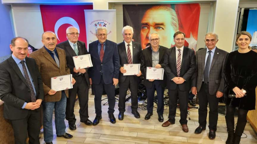 Türkçe mücadelesi verenlerin önünde saygıyla eğiliyoruz. Ruhr Ögretmenler Dernegi
