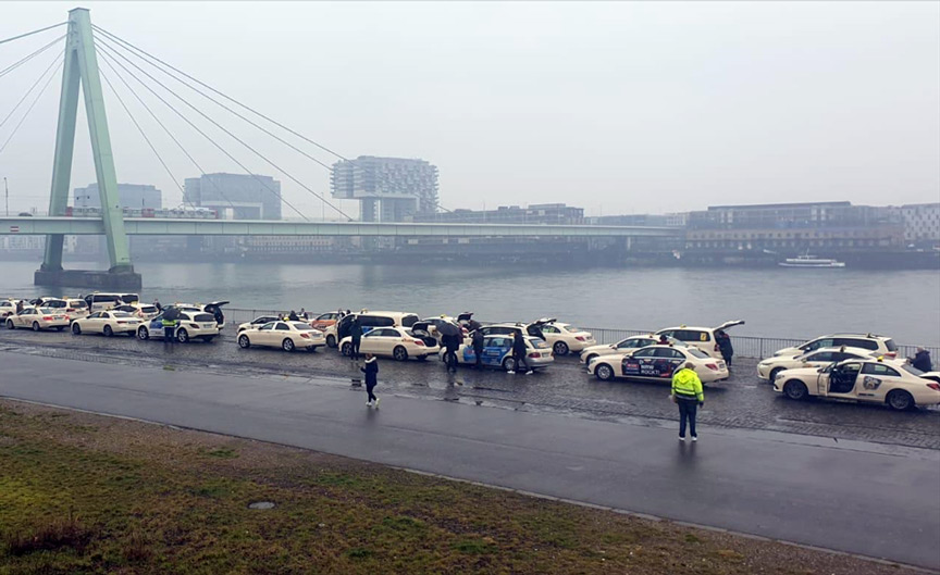 Taksiciler yeni uygulamayı protesto ettiler