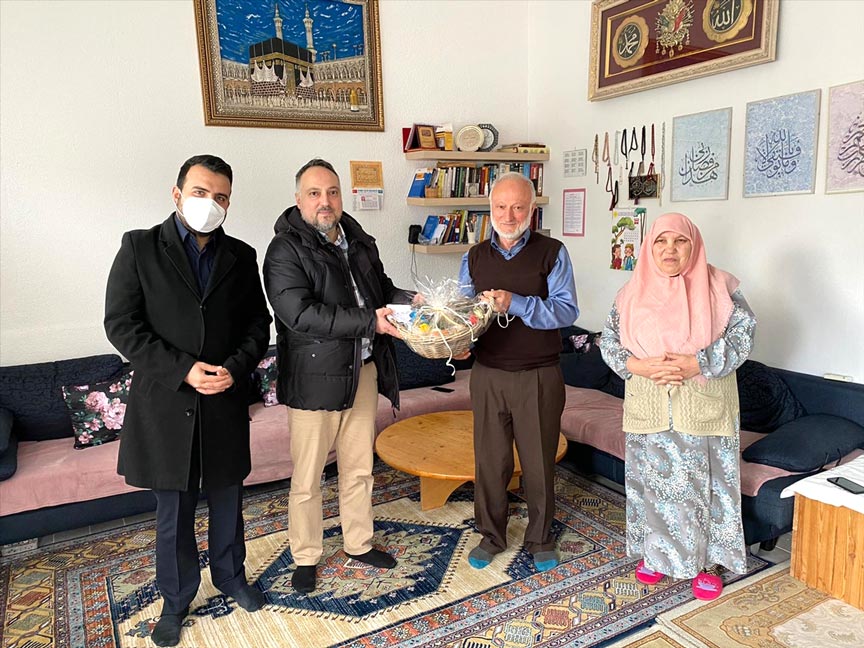 60 yaş üstü üyelerine Ramazan paketi dağıttılar 60 yaş üstü üyelerine Ramazan paketi dağıttılar