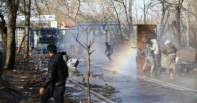 Yunanistan'ın sığınmacılara sert müdahalesi sürüyor Yunanistan'ın sığınmacılara sert müdahalesi sürüyor